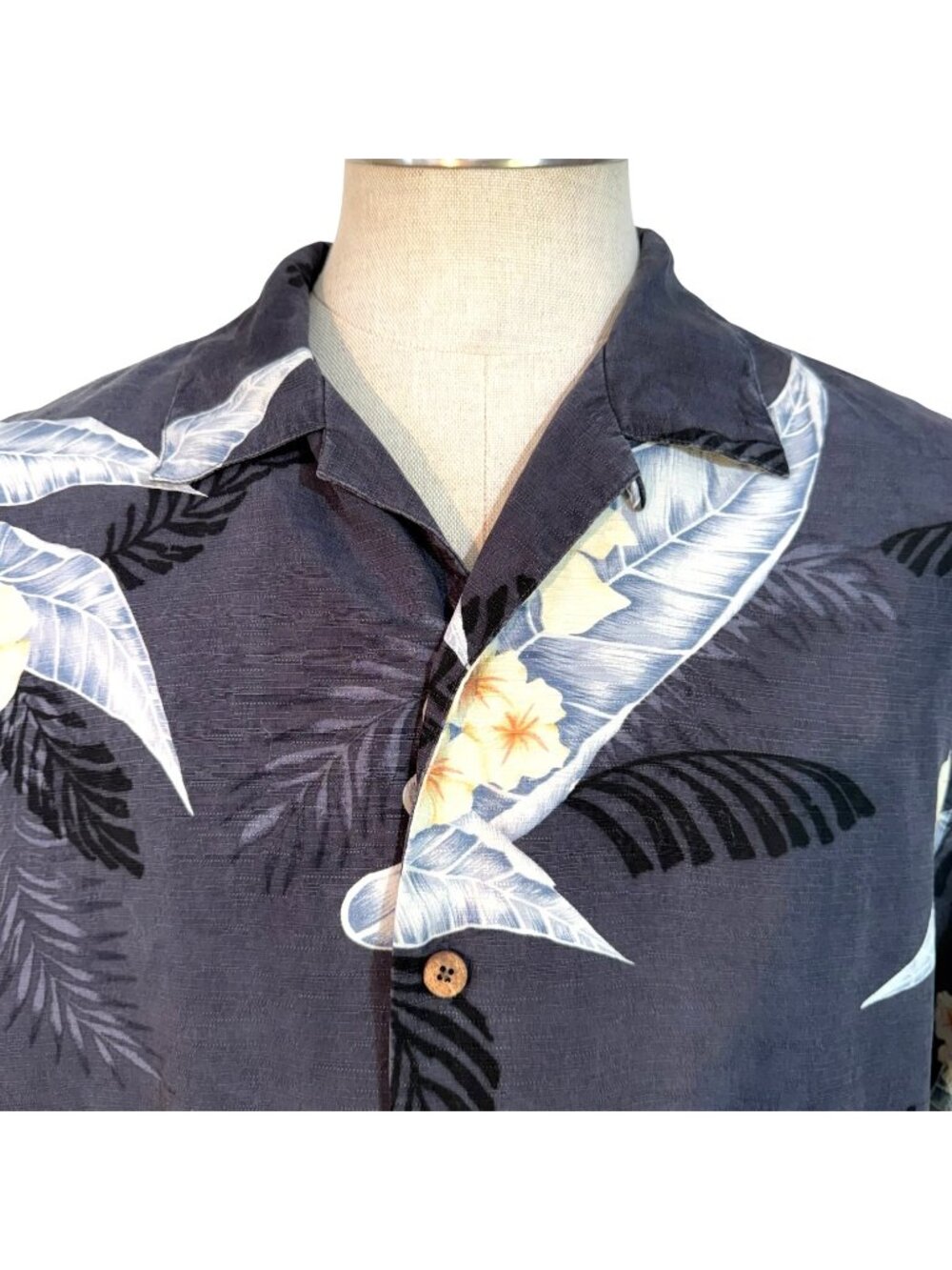 Tommy Bahama Hawaiian Shirt L 100% Silk Floral Black Short Sleeve Button Front